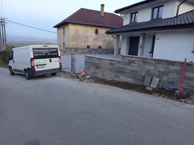 Zámkova dlažba a betónový plot - Poloma, obrázok 2