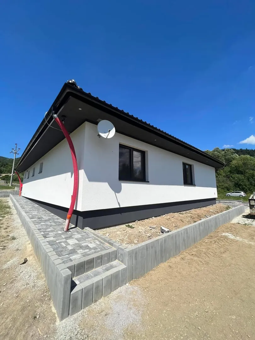 Fasáda, plot, palisády a zámková dlažba - rodinny dom Lúčka - obrázok 4