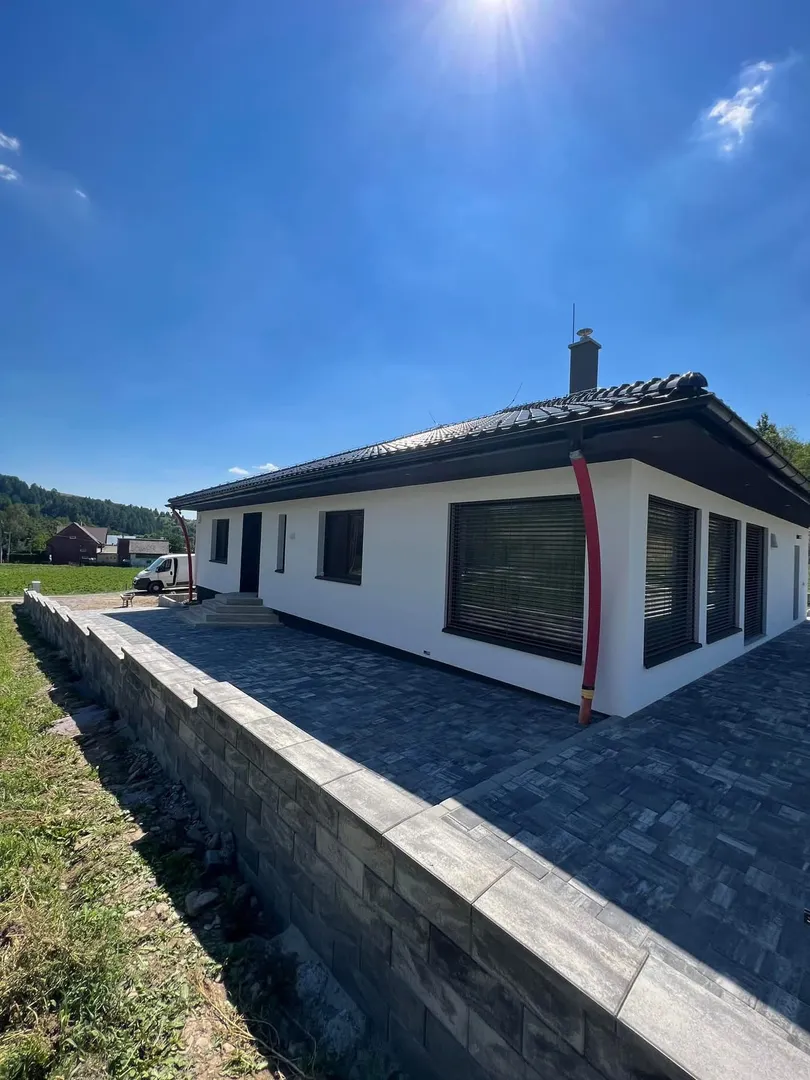 Fasáda, plot, palisády a zámková dlažba - rodinny dom Lúčka - obrázok 6