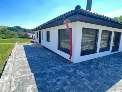 Fasáda, plot, palisády a zámková dlažba - rodinny dom Lúčka