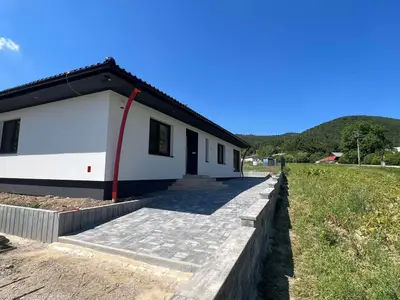 Fasáda, plot, palisády a zámková dlažba - rodinny dom Lúčka, obrázok 2
