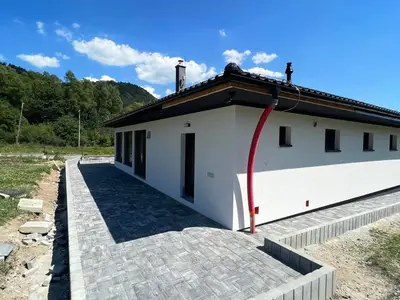 Fasáda, plot, palisády a zámková dlažba - rodinny dom Lúčka, obrázok 3