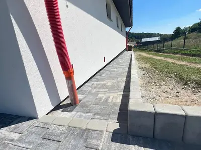 Fasáda, plot, palisády a zámková dlažba - rodinny dom Lúčka, obrázok 5