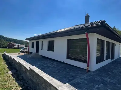 Fasáda, plot, palisády a zámková dlažba - rodinny dom Lúčka, obrázok 6