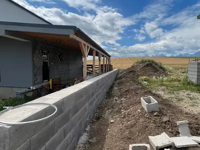 Dlažba a oporný múr - rodinný dom Žakovce, obrázok 3